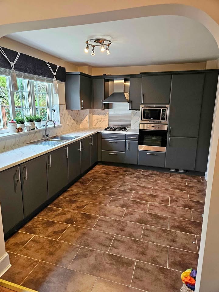 13B Full Kitchen Inc Worktops